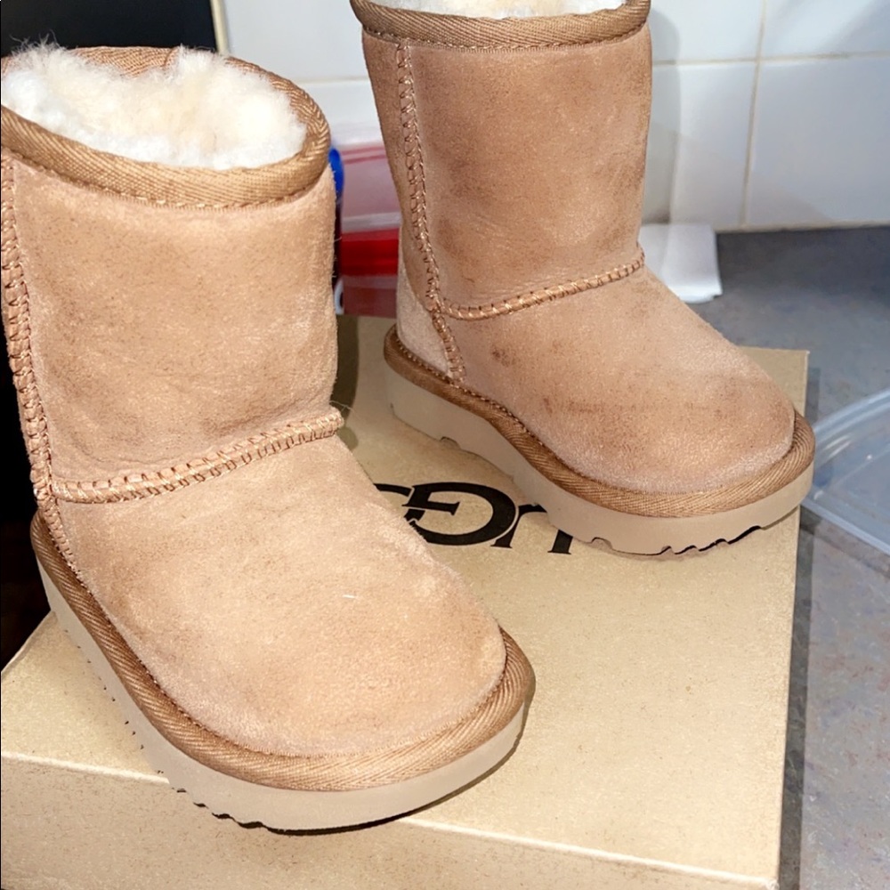 size 6 toddler chestnut ugg boot. NEVER WORN
